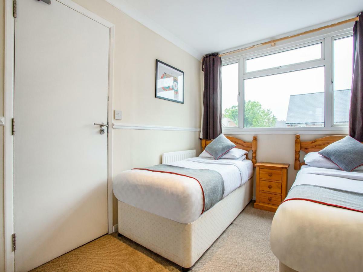 Oyo Flexistay Ambers Gatwick Aparthotel Horley Exterior foto
