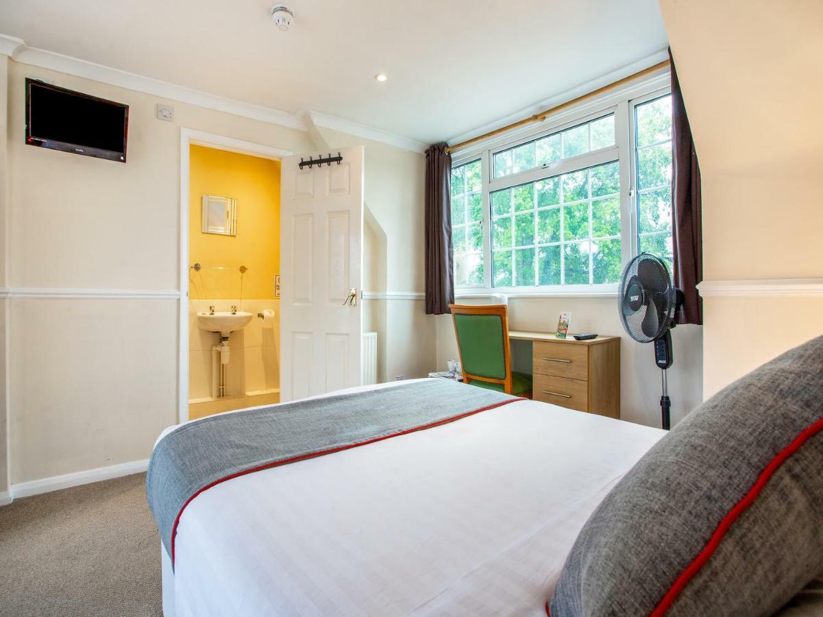 Oyo Flexistay Ambers Gatwick Aparthotel Horley Exterior foto