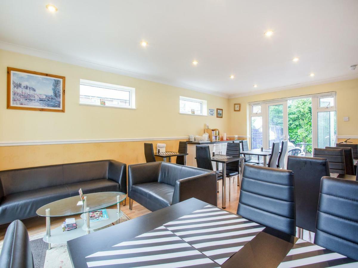 Oyo Flexistay Ambers Gatwick Aparthotel Horley Exterior foto