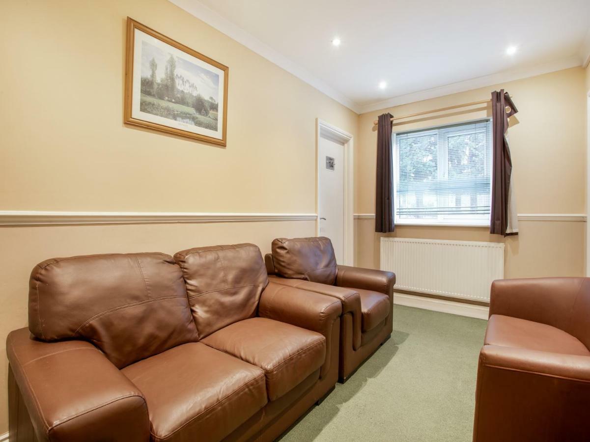 Oyo Flexistay Ambers Gatwick Aparthotel Horley Exterior foto