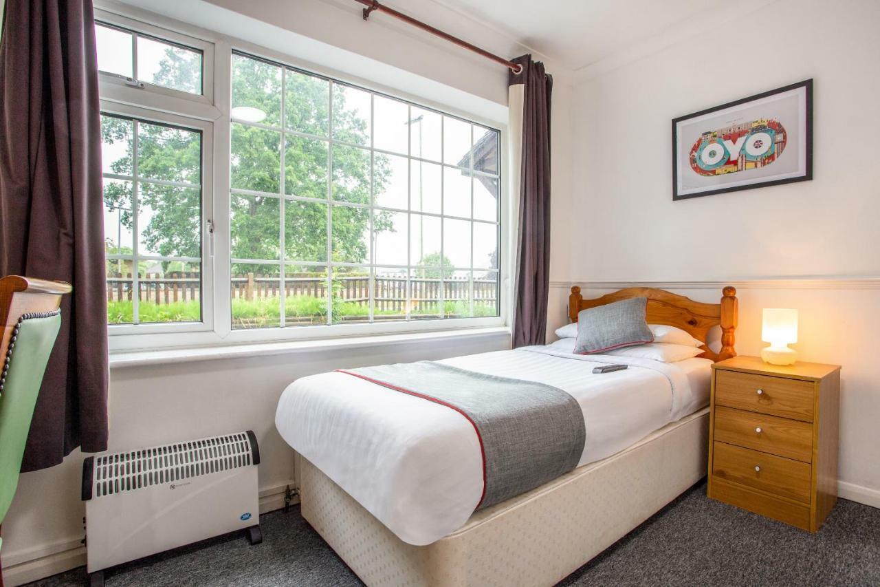 Oyo Flexistay Ambers Gatwick Aparthotel Horley Exterior foto