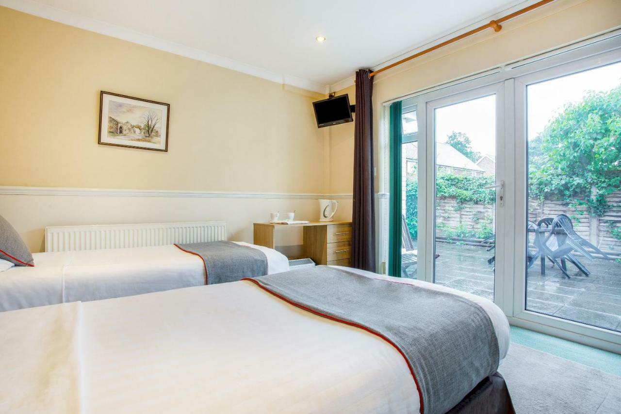 Oyo Flexistay Ambers Gatwick Aparthotel Horley Exterior foto