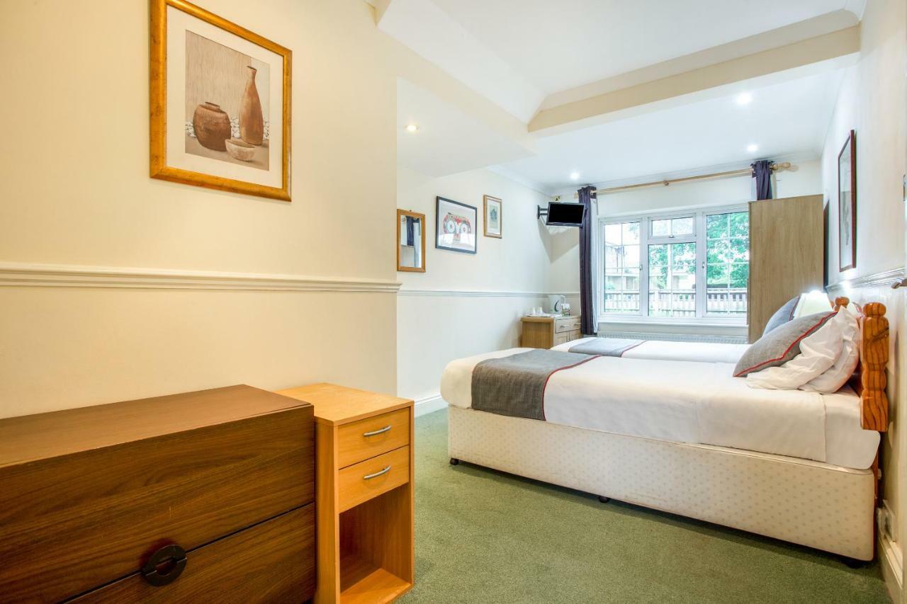 Oyo Flexistay Ambers Gatwick Aparthotel Horley Exterior foto
