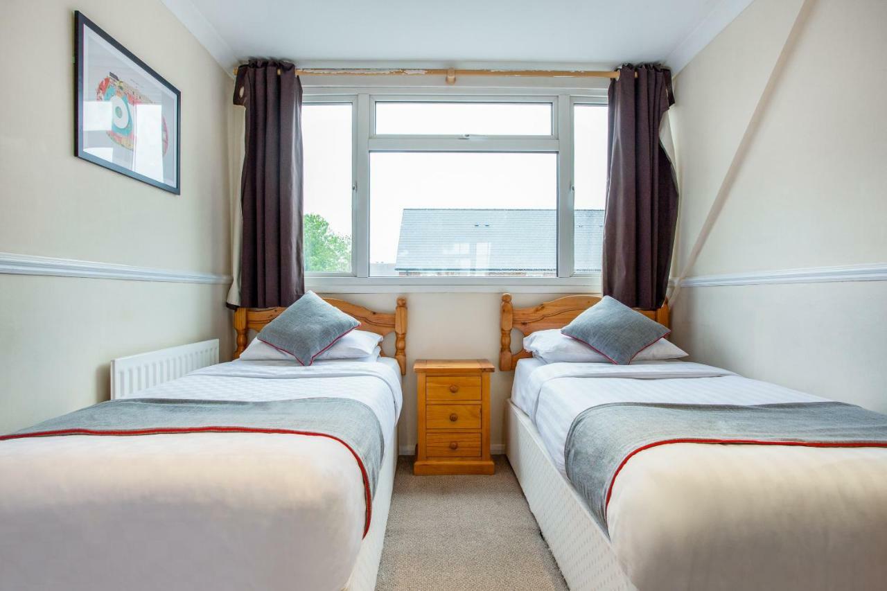 Oyo Flexistay Ambers Gatwick Aparthotel Horley Exterior foto