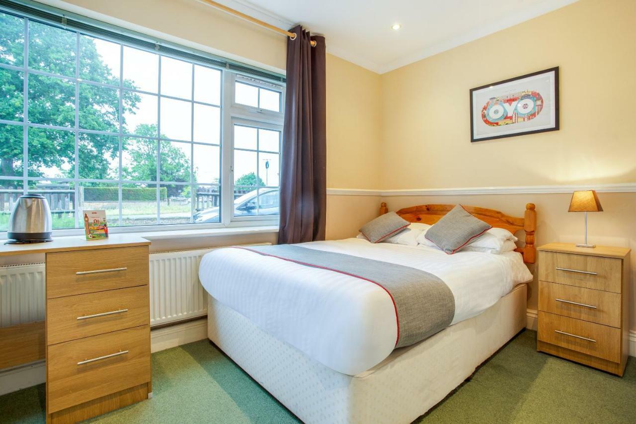 Oyo Flexistay Ambers Gatwick Aparthotel Horley Exterior foto