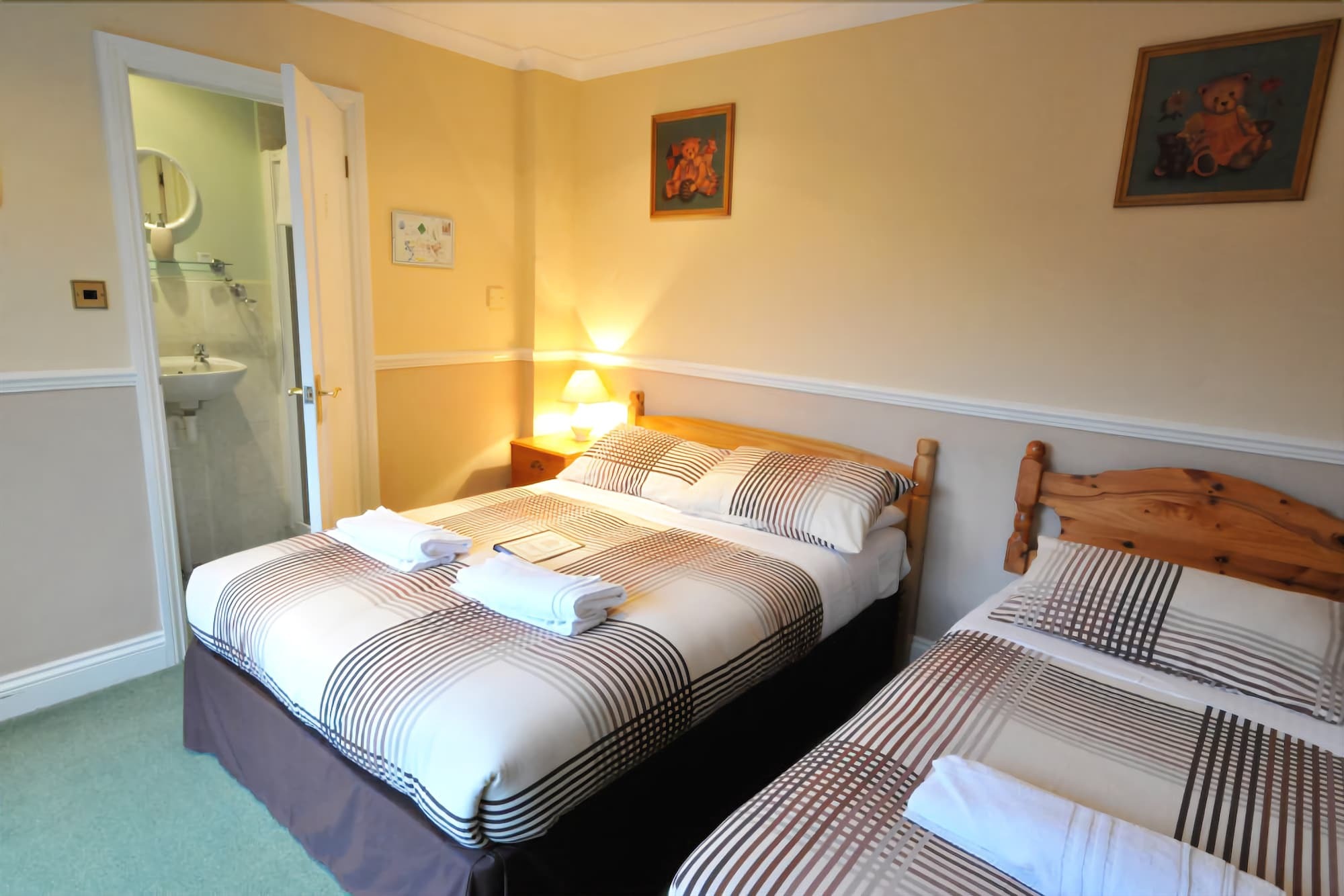 Oyo Flexistay Ambers Gatwick Aparthotel Horley Exterior foto